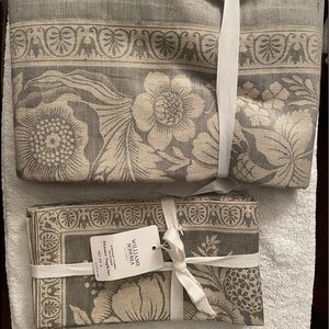 Williams Sonoma rectangular table cloth & 4 napkins.  Never used, tags attached